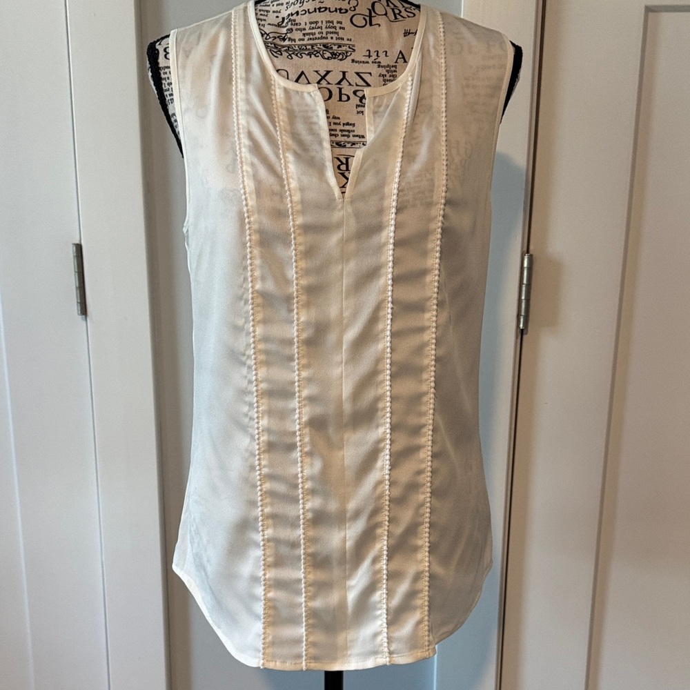 💜3/$12💜 Ann Taylor Ivory Sleeveless Blouse